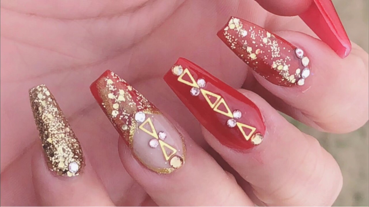 detalles sobre las uñas de acrilico rojas con dorado